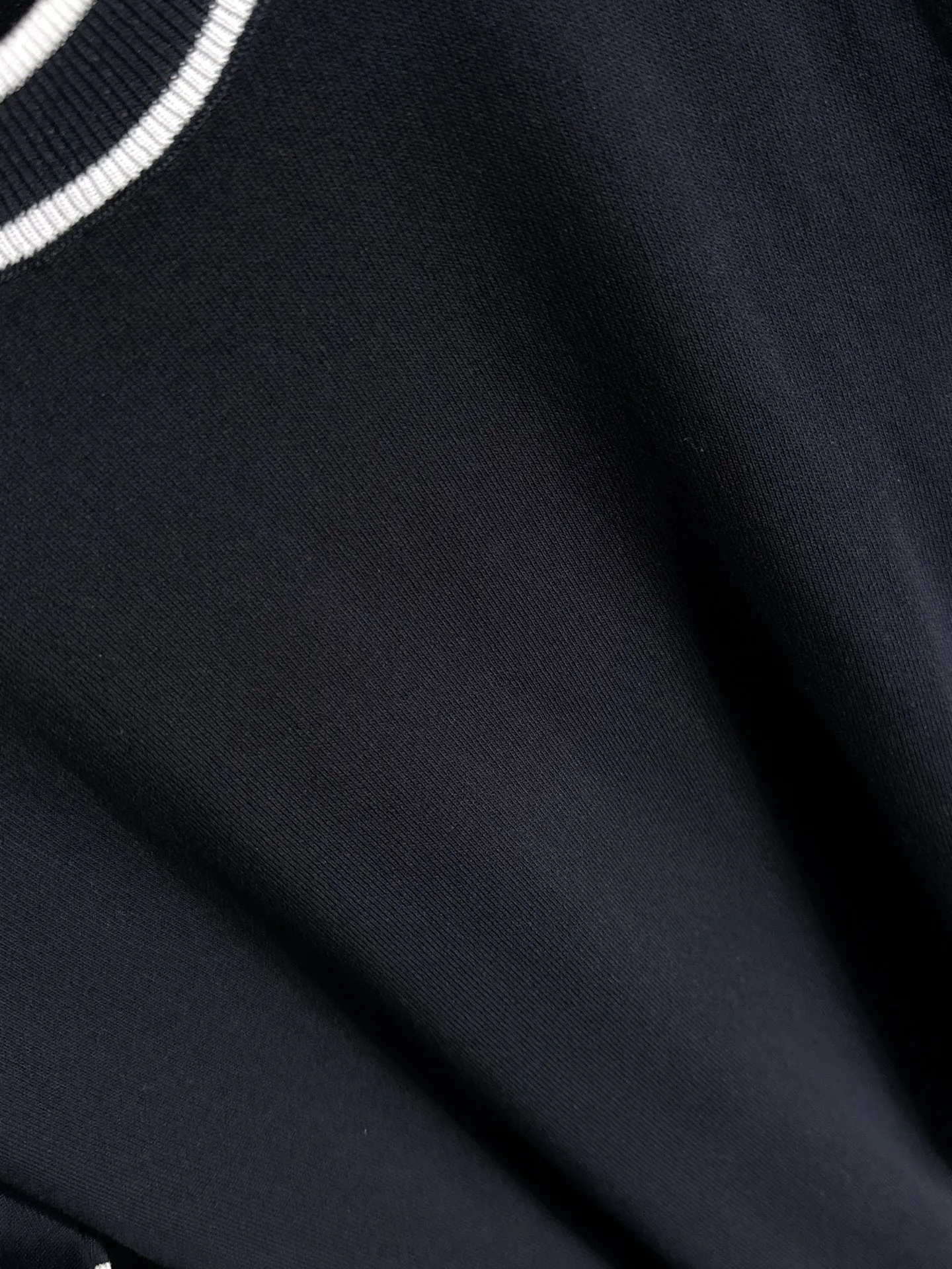 🅿️320 shipped next day, high quality Stone Island 2025 spring and summer new men's round neck short-sleeved T-shirt. Made of combed cotton yarn knitted cotton fabric, pure cotton high-weight special yarn, it feels heavy when weighed, and the upper body is more textured than ordinary T-shirts. This texture can cope with the weather easily and is suitable for both hot and cold! The pattern on the chest adopts three-dimensional embroidery technology, and is perfectly produced stitch by stitch with reference to the original version! Loose fit design, looks noble. Size: M to XXXL